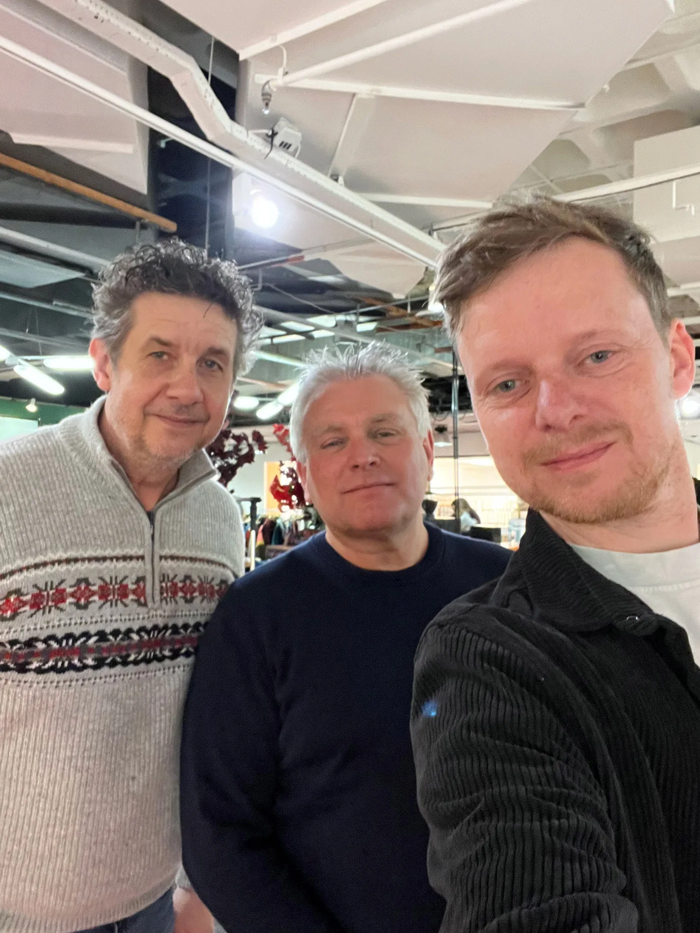 De drie makers van Epicstories samen op de foto, met Nico in het midden.