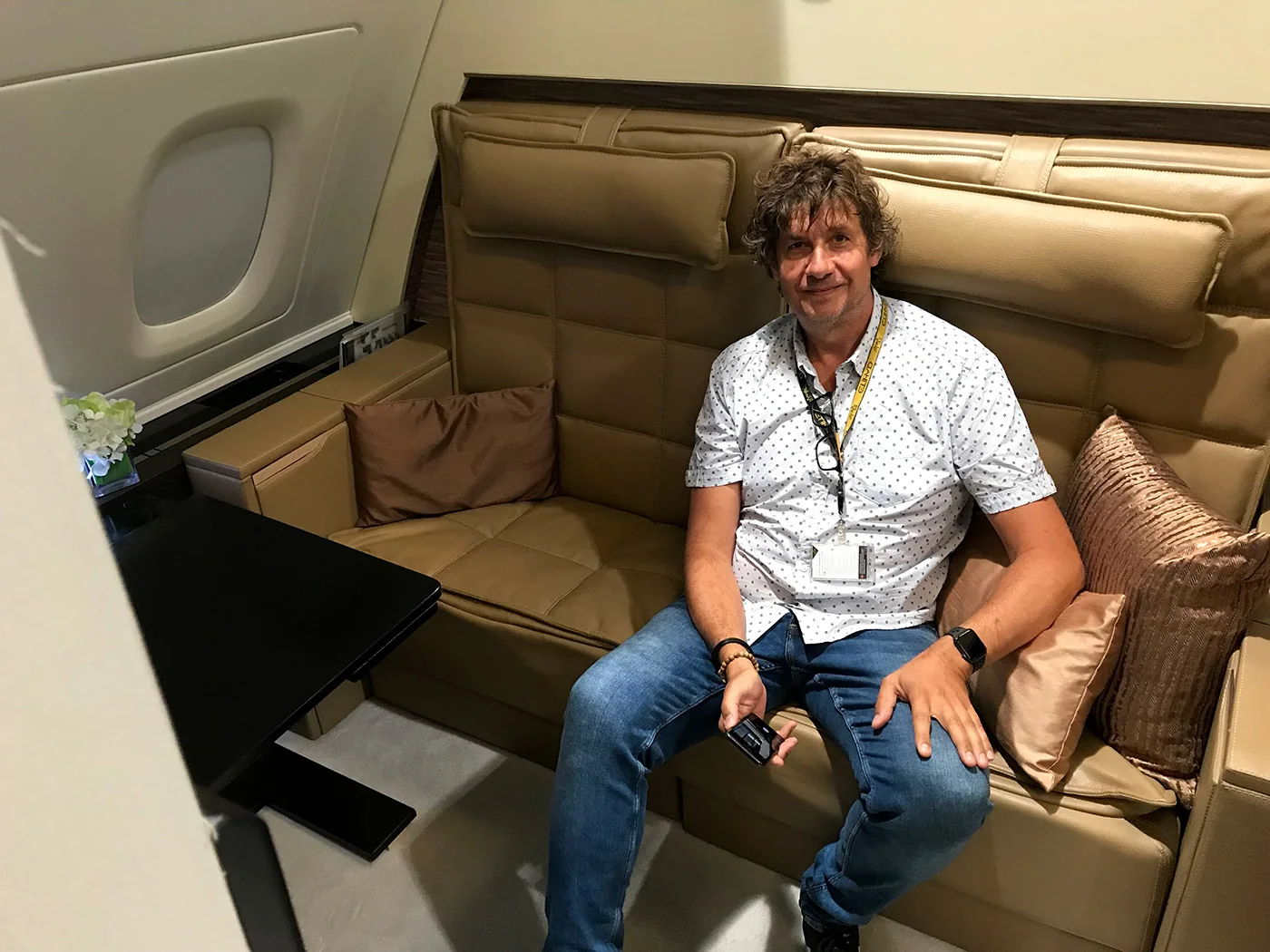 Frenz zit in een ruime stoel in een replica van de eersteklascabine van een Airbus A380.