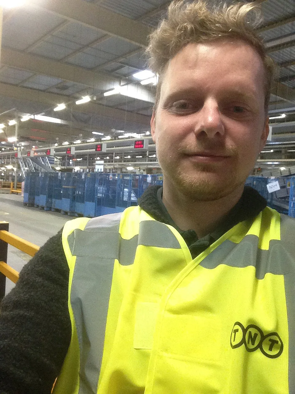 Robert in een geel veiligheidshesje tijdens zijn bezoek op locatie voor het TNT-project.