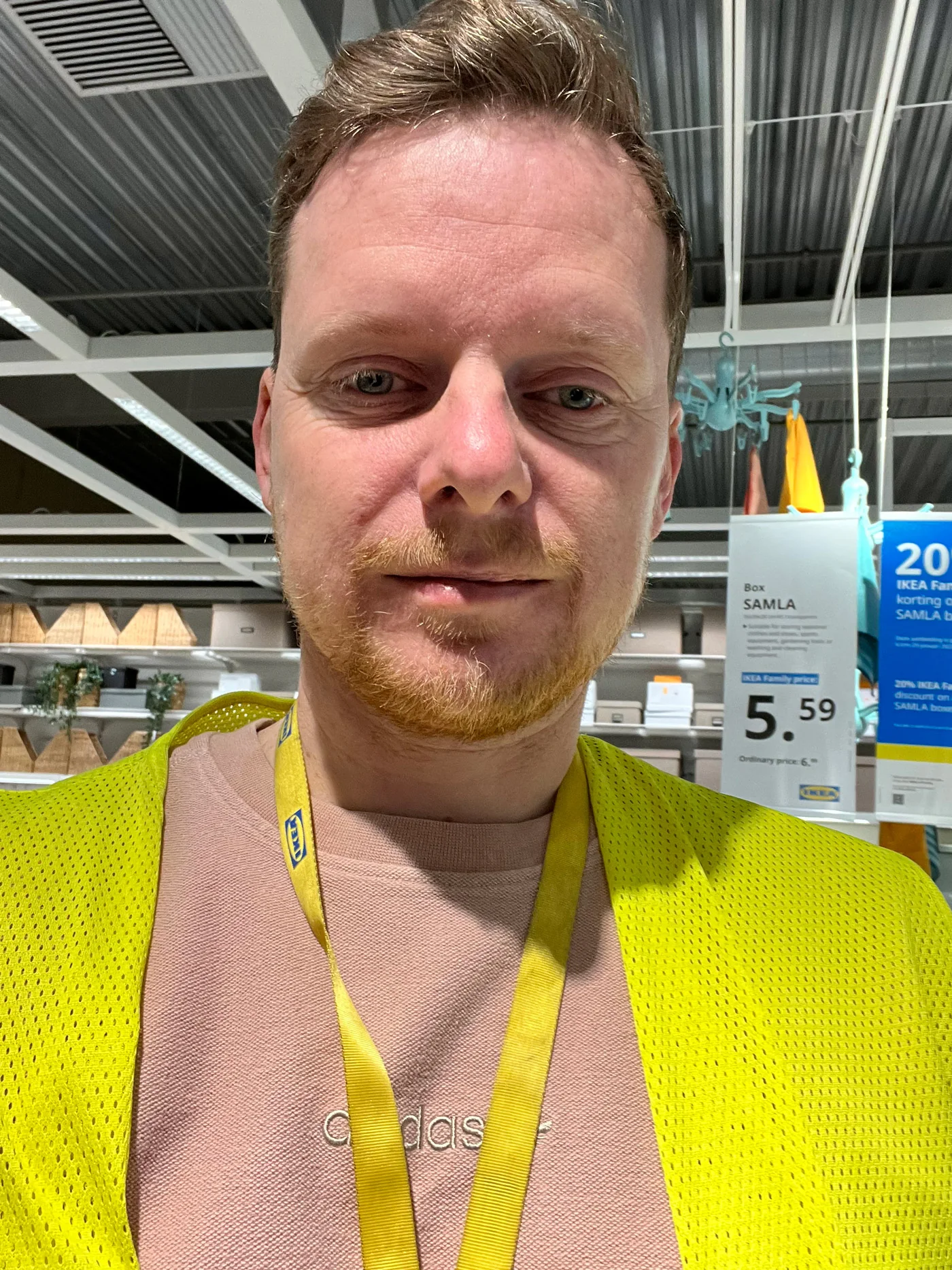 Robert draagt een geel veiligheidshesje op locatie bij IKEA.