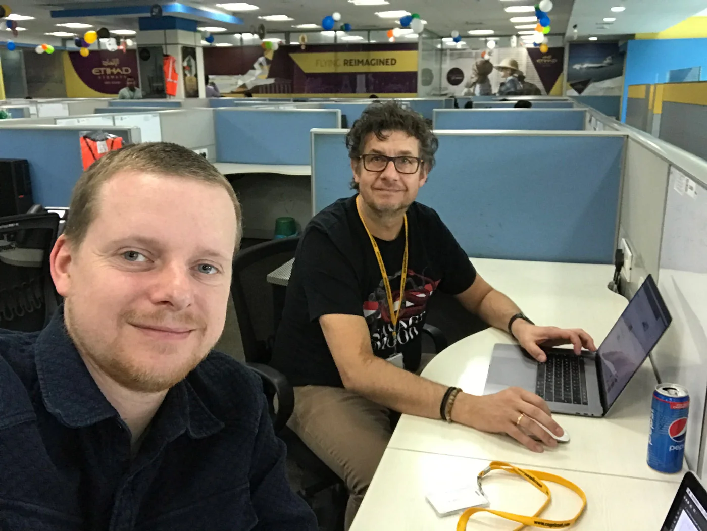 Twee makers van Epicstories samen aan het werk achter een laptop.